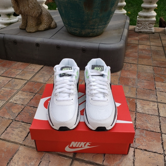 Air Max 90 White Vapor Green, Size Youth 5 - Picture 3 of 6